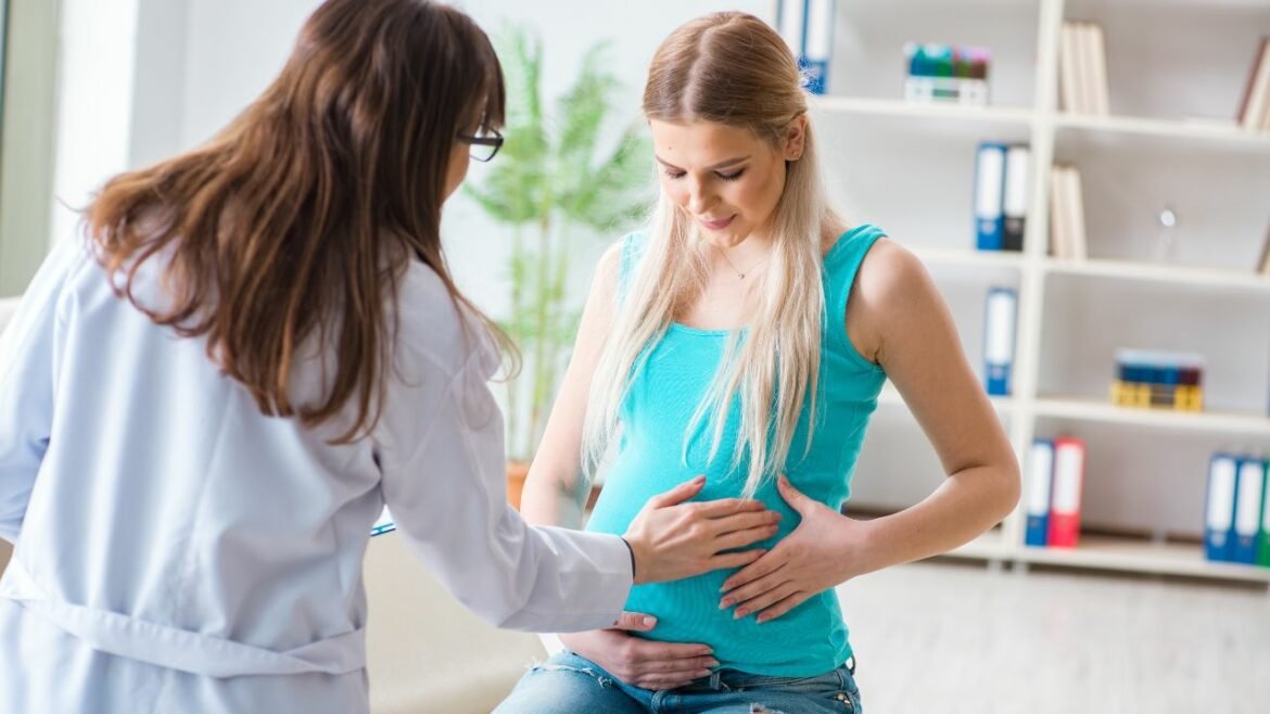 doctor care verifica o femeie gravida